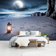 Een fotobehang van een volle maan boven het strand en de zee met een lantaarn te zien in de slaapkamer.