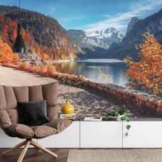 Een fotobehang met het Vorderer Gosausee en een serene omgeving, weergegeven in een woonkamer.