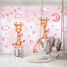 Een fotobehang van vrolijke giraffen in de wolken met een regenboog op kinderbehang in een kinderkamer.