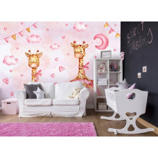 Een fotobehang van vrolijke giraffen in de wolken met een regenboog op vliesbehang in de kinderkamer.