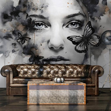 Een fotobehang van een kunst schilderij van een vrouw en vlinder in een portret op behang in een stijlvolle woonkamer.