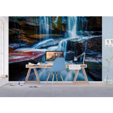 Een kantoor met bureau en computer voor fotobehang van een blauwe waterval.