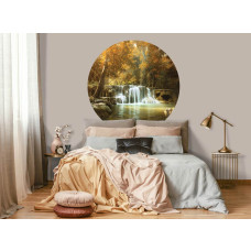 Een muurcirkel met een waterval in een herfstbos, passend in een rustgevende slaapkamer.