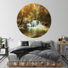 Een muurcirkel met een waterval in een herfstbos, ideaal voor een serene slaapkamer.