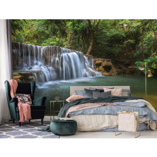 Een fotobehang met een waterval in een jungle bos voor de slaapkamer.
