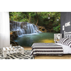 Een fotobehang met een waterval in een jungle bos voor de tienerkamer.