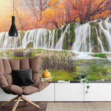Een inspirerend fotobehang van een waterval omgeven door herfstkleuren, geschikt voor een woonkamer.
