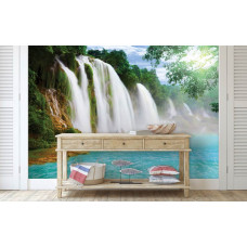 Een fotobehang met een waterval in een junglethema, ideaal voor de huiskamer.