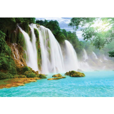 Fotobehang met een waterval in de jungle, omgeven door dichte vegetatie.