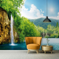 Een fotobehang met een rustige waterval, bergen en een rivier in een huiskamer setting.