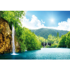 Waterval in een natuurlijk landschap, weergegeven op een fotobehang met bergen en een rivier.