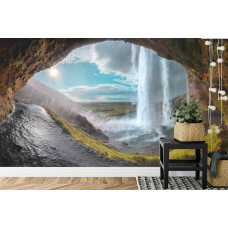 Een natuurlijk fotobehang met een waterval en een magische sfeer in een grot, ideaal voor een huiskamer.