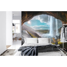 Een inspirerend fotobehang van een waterval in een betoverende grot met zonlicht, ideaal voor een slaapkamer.