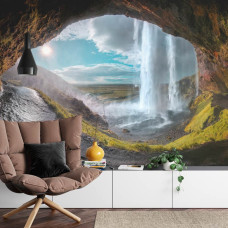 Een magisch fotobehang met een 3D-weergave van een waterval en zonnestralen door een grot, perfect voor een woonkamer.