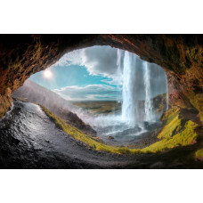 Fotobehang van een magische waterval met 3D-effect, die uit een grot stroomt en wordt verlicht door de zon.