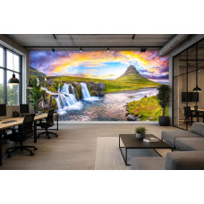 Fotobehang watervallen en Kirkjufell bij zonsondergang in IJsland met groene rotsformaties, stromende watervallen en een kleurrijke hemel in het kantoor.