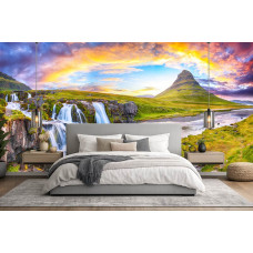 Fotobehang watervallen en Kirkjufell bij zonsondergang in IJsland met helder water, groene natuur en roze paarse wolken in de slaapkamer.
