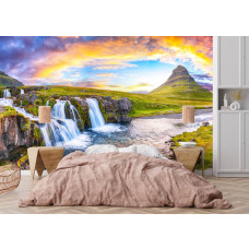 Fotobehang watervallen en Kirkjufell bij zonsondergang in IJsland met de berg Kirkjufell, stromend water en een kleurrijke avondlucht in de slaapkamer.