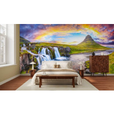 Fotobehang watervallen en Kirkjufell bij zonsondergang in IJsland met een brede waterval, groene rotsen en gekleurde wolken in de slaapkamer.
