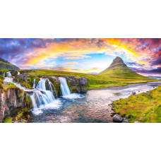 Fotobehang watervallen en de berg Kirkjufell bij zonsondergang in IJsland met stromend water, groene rotsen en een kleurrijke lucht.