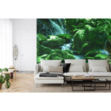 Een natuurlijk fotobehang van watervallen omringd door rotsformaties, perfect voor een huiskamer.