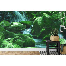 Een sfeervol fotobehang van serene watervallen tussen rotsen, perfect voor een slaapkamer.