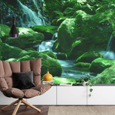 Een indrukwekkend fotobehang van watervallen tussen rotsen in een prachtige natuurlijke omgeving, ideaal voor een woonkamer.