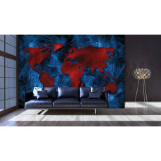 Een fotobehang met een wereldkaart in rood en blauw als abstract schilderij voor de woonkamer.