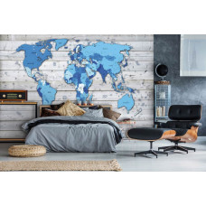 Een fotobehang met een wereldkaart op houten achtergrond in blauw tinten, passend voor een slaapkamer.