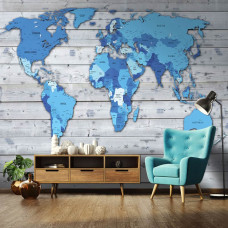 Een fotobehang met een blauwe wereldkaart op hout, ideaal voor een woonkamer.