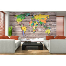 Een fotobehang met een houten achtergrond en wereldkaart in diverse kleuren.