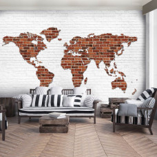 Een fotobehang van een wereldkaart op steen voor in de huiskamer.