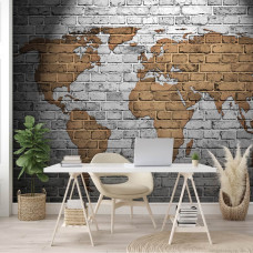 Een fotobehang met een artistieke weergave van een wereldkaart in goud en grijs.