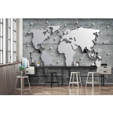 Een fotobehang met een wereldkaart op een achtergrond van beton en zilver voor het kantoor.