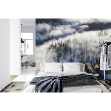 Een fotobehang met een magisch winterlandschap met sneeuw en mist, ideaal voor een slaapkamer.