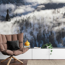 Een fotobehang met een rustgevend beeld van een besneeuwd bos en bergen, geschikt voor een woonkamer.