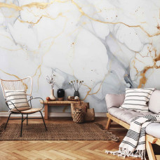 Een fotobehang met wit en goud marmer in een elegant vliesbehang, geschikt voor een woonkamer.