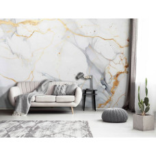 Een fotobehang met wit en goud marmer in een stijlvolle woonkamer.