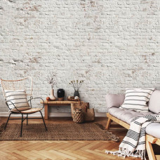 Een fotobehang met een witte bakstenen muur in een industrieel ontwerp, passend in een huiskamer.