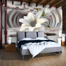 Fotobehang met ruimtelijk effect van een tunnel en sierlijke witte bloemen in een rustige slaapkamer.