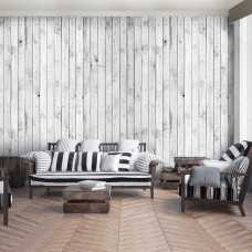 Een fotobehang met witte houten planken en een warme bruine muur.