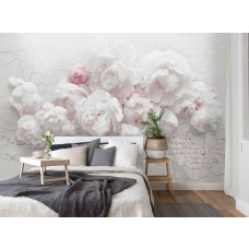 Een fotobehang van witte pioenrozen op een bakstenen muur in een rustgevende slaapkamer.