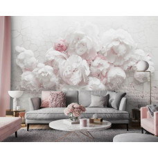 Een fotobehang van witte pioenrozen op een bakstenen muur in een elegante woonkamer.