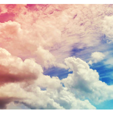 Fotobehang van wolken en een blauwe lucht, ideaal voor een rustige en ontspannen kamer.