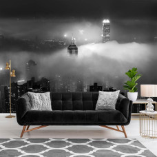 Een fotobehang van wolkenkrabbers in de nacht in New York, met wolken in de woonkamer.