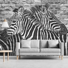 Een fotobehang met een artistieke weergave van een zebra op een ruwe stenen muur, perfect voor een woonkamer.