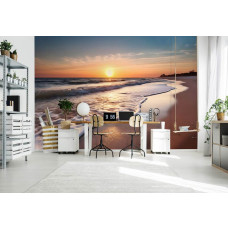 Een fotobehang van zee met zonsondergang en strand in een kantoor.