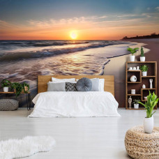 Een fotobehang van zee met zonsondergang en strand in de slaapkamer.
