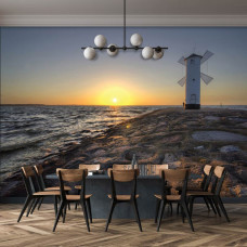 Een fotobehang van een strandlandschap met een vuurtoren en windmolen, perfect voor een woonkamer.