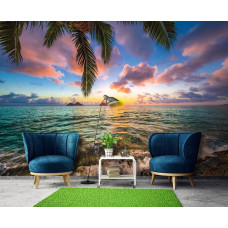 Fotobehang met uitzicht op de zee bij zonsondergang, met een palmboom en warme zonnestralen, perfect voor de huiskamer.